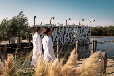 zwei Personen gehen zur Bootsauna in der Vitaltherme & Sauna
