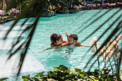 Pärchen in der Große Lagune im Palmenparadies der Thermen und Badewelt Sinsheim