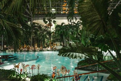 Große Lagune im Palmenparadies der Thermen und Badewelt Sinsheim bei Nacht