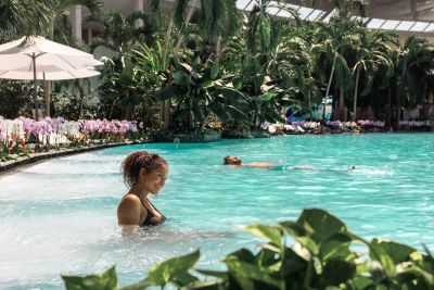 Frau in der Große Lagune im Palmenparadies der Thermen und Badewelt Sinsheim