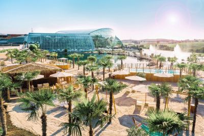 Überblick über den Paradise Beach mit Strand, Therme und Palmen