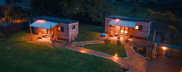 Tiny Häuser bei Nacht