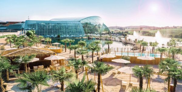 Sandstrand mit Relaxliegen