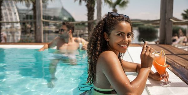 Pool mit Palmen bei Sonnenuntergang