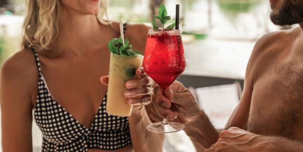 Strand-Bar mit Cocktails