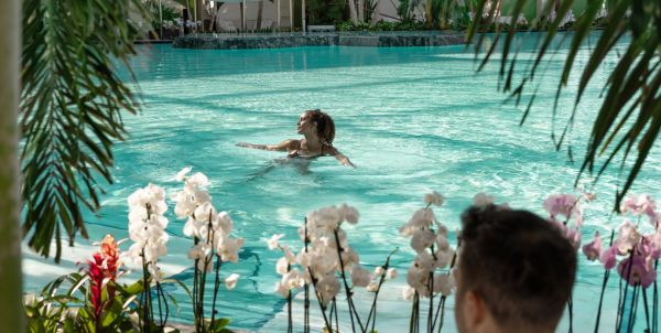 Frau schwimmt in der großen Lagune der Thermen & Badewelt Sinsheim