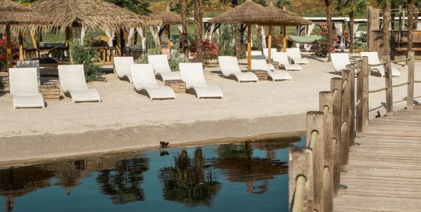 Holzsteg über den Thermensee