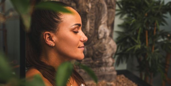 Handtücher mit Kerzen neben Buddha-Figur