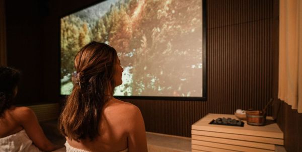 Mann und Frau in Sauna