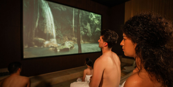 Mann und Frau in Sauna auf Handtuch