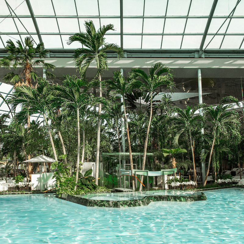 Paar in Whirlpool bei Nacht