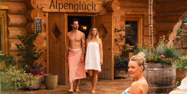 Außenansicht der Sauna "Alpenglück" im Blockhausstil