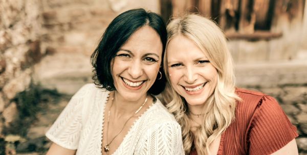 Zwei Frauen lachen in die Kamera
