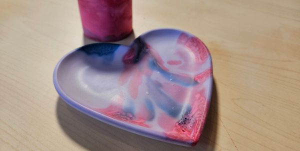 Eine bunte Keramikschale liegt auf einem Tisch