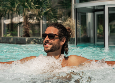 Mann entspannt in einer Lagune