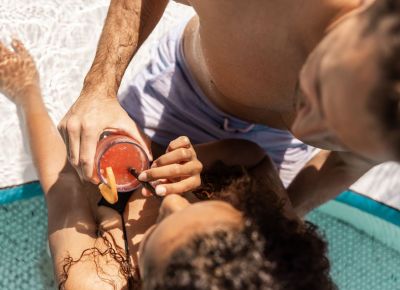 vier Personen sitzen im Pool