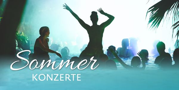 Menschen feiern neben Palmen und hellen Lichtern