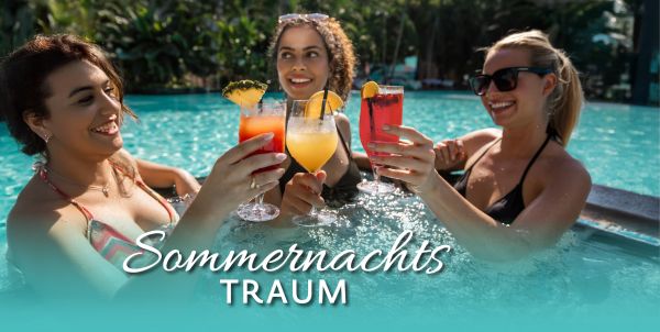 drei Frauen im Pool stoßen mit Cocktails an