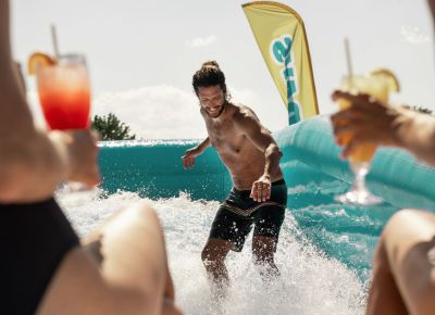 ein Mann surft auf einer Surfwelle