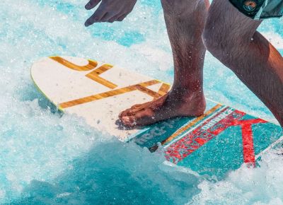 Surfboard auf einer Surfwelle