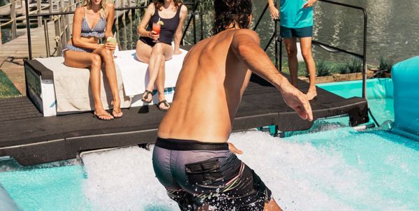 zwei Personen sitzen am Strand und lachen