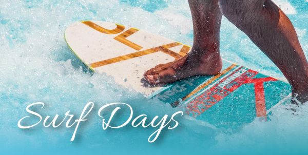 Person surft auf Board