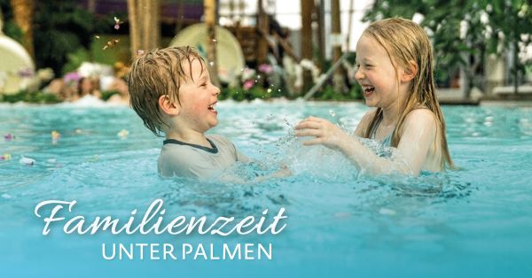 zwei Kinder spielen im Wasser