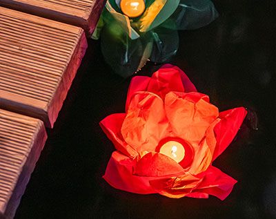 Eine Papierblume in Wasser.