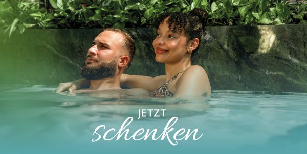 Ein Mann und eine Frau entspannen in einer Lagune