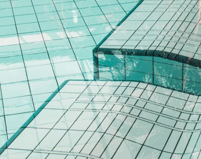 Sprudelliegen im Wasser
