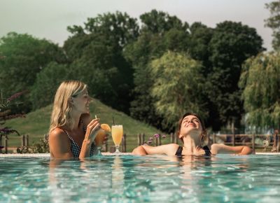 zwei personen entspannen in einem Pool