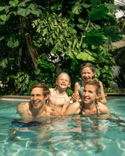 Vier-köpfige Familie im Wasser