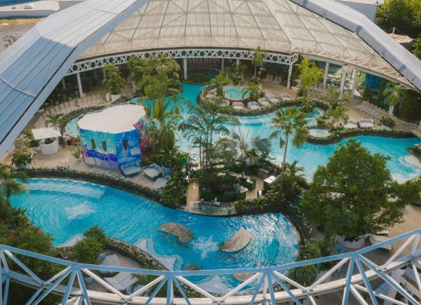 Vogelperspektive einer Therme mit Lagunen