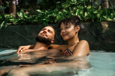 Zwei Personen sind Arm in Arm im Wasser.
