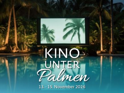 Kinoleinwand vor einer Wasserlagune
