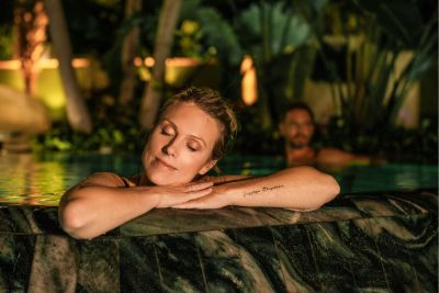 Zwei Personen entspannen in einem Whirlpool