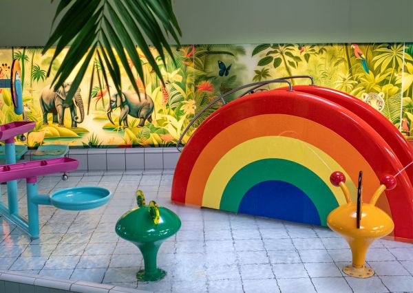 Kinderbecken mit Wasserspielzeug und Rutsche