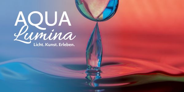 Wassertropfen trifft auf Wasseroberfläche