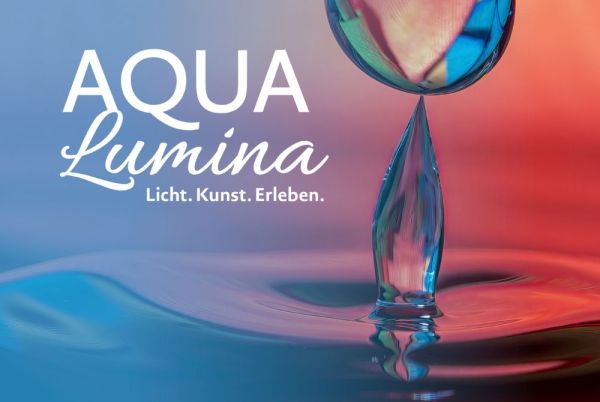 Bild von Farbtropfen auf Wasser