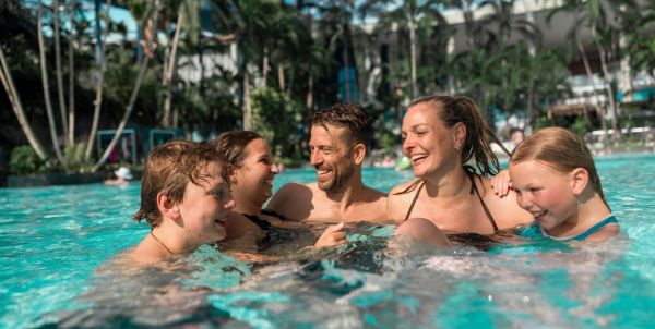 Eine Familie spielt im Wasser