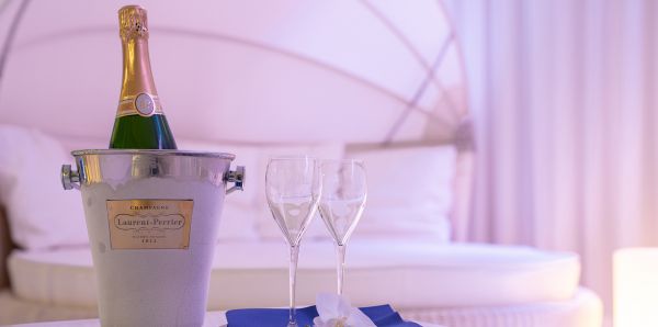 Realxmuschel mit Champagner und Gläsern