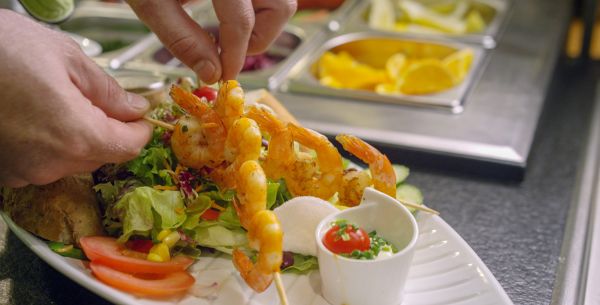 Grüner Salat mit Garnelenspiesen