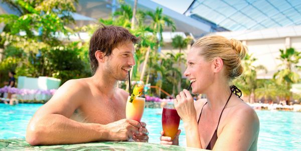 Poolbar mit Cocktails im Wasser