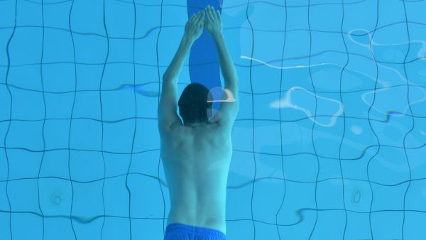 Schwimmabzeichen und Schwimmprüfungen Schwimmer taucht unter Wasser