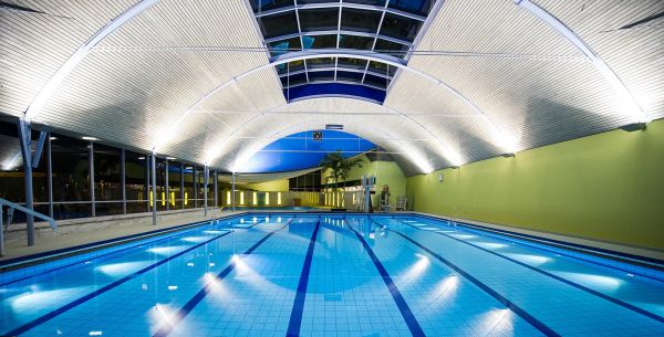 Sportbad mit 25 m Schwimmbahnen