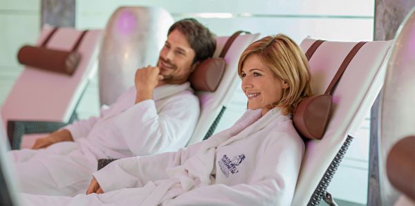 Sauna- und Wellnessgutscheine Dieses Bild zeigt ein entspanntes Pärchen auf einer Liege im Saunagarten.