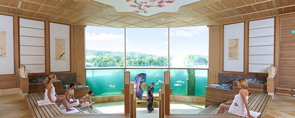 Fächeraufguss in der Koi-Sauna - der größten Sauna der Welt
