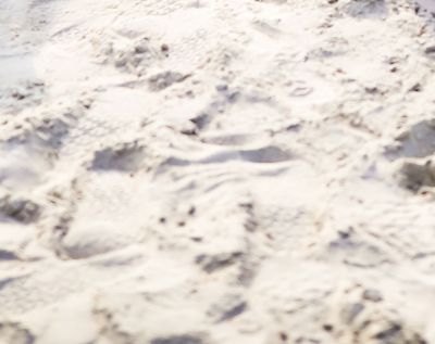 1000 Tonnen Sand am Thermenstrand Fußspuren im Sand