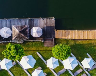 Sonnenschirme und Liegen am See