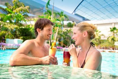 Cocktails trinken an der Poolbar